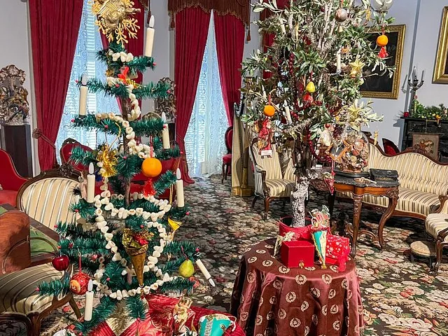 Decoraciones festivas de Navidad, incluyendo árboles y adornos en un salón