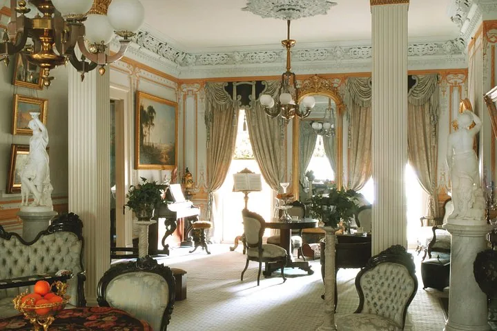 Elegantes Wohnzimmer im Gallier House mit klassischer Einrichtung