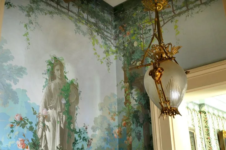 Wunderschönes Wandbild mit einer klassischen Figur und Blumenranken