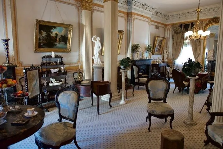 Innenansicht eines gut ausgestatteten, historischen Salons
