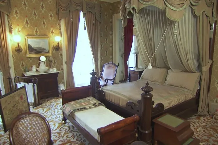 Dormitorio en Gallier House con una gran cama con dosel